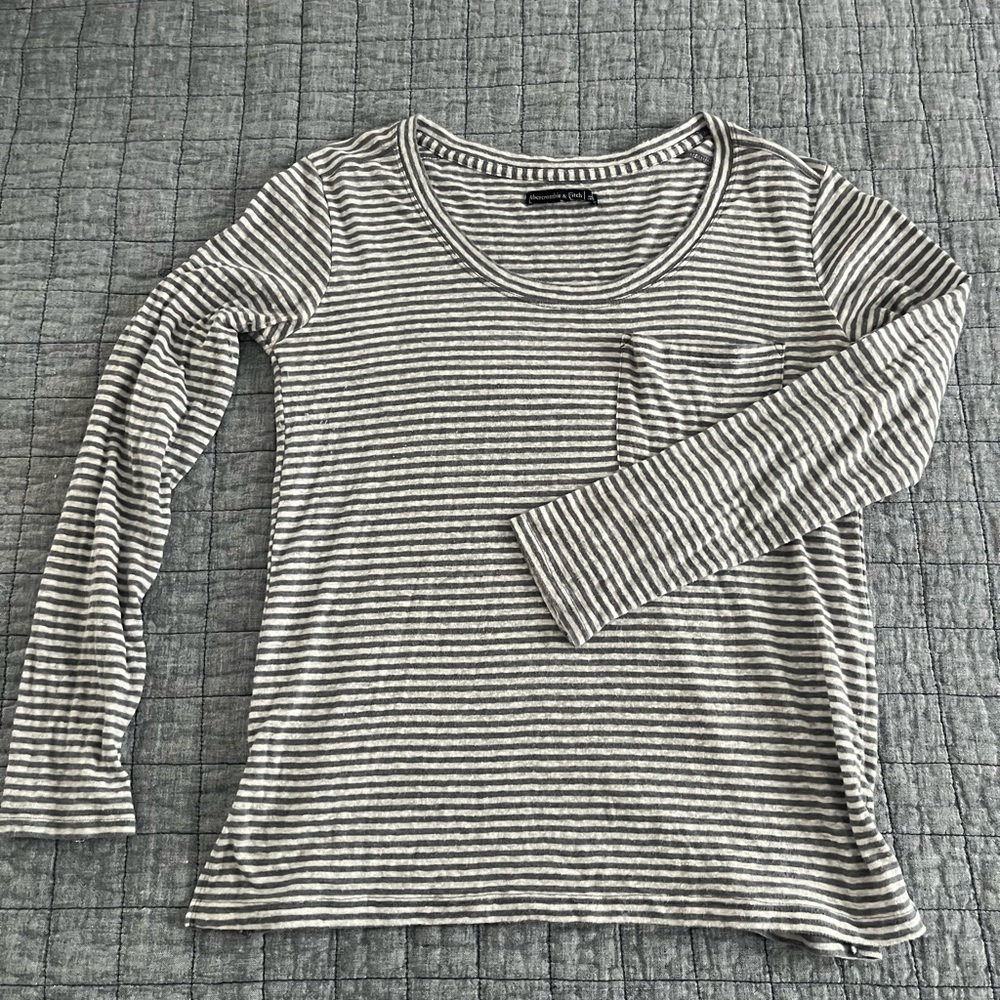 Abercrombie & Fitch Gray and White Striped Scoop Neck Tee